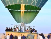 سماء الأقصر تشهد تحليق أكثر من 1200 سائح على متن 60 رحلة بالون طائر.. صور