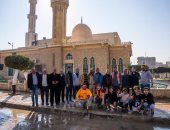 100 شاب من العريش يعيدون الحياة لمحيط أقدم ميادين ومساجد شمال سيناء.. صور