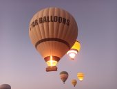 سماء الأقصر تشهد استمتاع 1100 سائح على متن 55 رحلة بالون بالبر الغربى.. صور