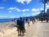 طقس شتوى متقلب فى المحافظات.. غيوم متقطعة وتوقعات بسقوط أمطار  فى دمياط.. توافد المواطنين على الكورنيش بالإسكندرية للاستمتاع بجو مشمس.. وطقس الغربية والأقصر معتدل وشمس ساطعة بمراكز ومدن المحافظتين.. صور