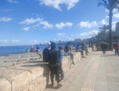 طقس مشمس وتوافد المواطنين على الكورنيش  بالإسكندرية.. صور