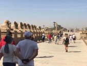 السياح يستمتعون بطقس شتوى دافئ فى الأقصر وزيارة المعابد والمقابر الفرعونية