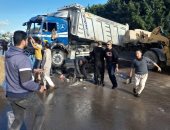 رفع آثار انقلاب سيارة نقل ثقيل بالطريق الصحراوى غرب الإسكندرية