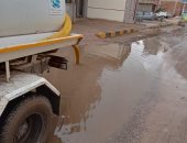 محافظ دمياط تتابع حملات رفع تراكمات مياه الأمطار من الشوارع.. صور