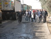 محافظ القليوبية يتابع أعمال رصف طريق سندنهور كفر العرب بمركز بنها.. صور