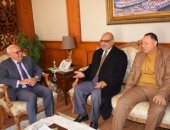 محافظ بورسعيد يوجه بتذليل العقبات أمام اللجان الفنية لقانون التصالح