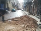 إصلاح هبوط أرضى بحي غرب الإسكندرية استجابة لشكاوى المواطنين.. صور 