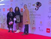 صبرى فواز وابنته صبا على السجادة الحمراء فى حفل افتتاح مهرجان الأقصر