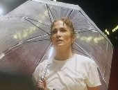 جينيفر لوبيز تواصل إجراء بروفات عروضها الراقصة بواسطة شمسية