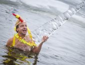 السباحة فى المياه المتجمدة.. مهرجان سويسرا للطقس البارد