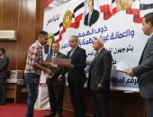 وزير القوى العاملة يسلم عقود عمل لذوى الهمم فى البحر الأحمر.. صور