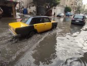 حى وسط الإسكندرية يكثف جهوده لرفع مياه الأمطار من محطة الرمل.. صور