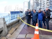 محافظ الإسكندرية: تنسيق مع "حماية الشواطئ" لوضع بلوكات خرسانية للحماية.. صور