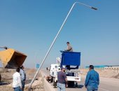 إعادة أعمدة إضاءة قبل سقوطها على طريق "بورسعيد - دمياط" بسبب الرياح