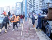 صب طبقة خرسانية ومصدات حماية لإصلاح شروخ وتشققات كورنيش الإسكندرية.. صور