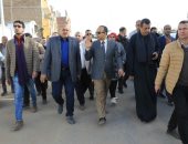 نائب محافظ المنيا يتفقد مشروعات حياة كريمة بقرية المعصرة بمركز ملوى