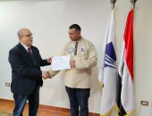 تكريم عامل بالسكة الحديد لإعادته متعلقات راكب بقطار تالجو