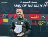 حسن علي يفوز بجائزة أفضل لاعب في مباراة المصرى وسموحة