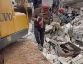 مولود يبصر النور تحت أنقاض زلزال سوريا.. ووفاة عائلته بأسرها (فيديو)