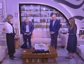 رئيس شبكة "cbc" يقدم درعين باسم "المتحدة" لوزيرة الثقافة ورئيس هيئة الكتاب احتفالا بنجاح معرض الكتاب