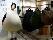 شركة يابانية تبتكر كيس قماش ليرتديه العاملون من المنزل لتدفئتهم.. فيديو