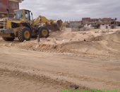 مجلس مدينة بئر العبد بشمال سيناء يواصل حملات التخلص من أكوام الرمال بالشوارع