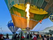 سماء الأقصر تشهد تحليق 420 سائحا على متن 21 رحلة بالون طائر.. صور