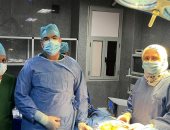فريق جراحى ببنها الجامعى يجرى جراحة لشاب يعانى من تحدب عظمة القص 