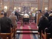 الأنبا تيماثواس وكهنة الزقازيق والإسماعيلية يصلون قداس الجنازة على طبيب الغلابة