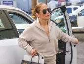 جينيفر لوبيز تظهر بإطلالة رياضية أثناء توجهها للتدريب على الرقص فى لوس أنجلوس