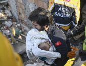فرق الإنقاذ التركية تنقذ طفلة من تحت الأنقاض بعد مرور نحو 6 أيام على الزلزال