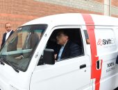 رئيس الوزراء يقود سيارة تعمل بالكهرباء خلال جولته بأحد المصانع