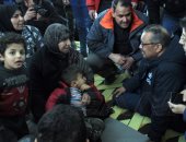 مدير الصحة العالمية فى حلب يجلس على الأرض ليتحدث مع المتضررين من الزلزال.. صور  