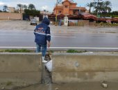 محافظ الإسكندرية يوجه بتكثيف جهود الأحياء فى رفع مياه الأمطار.. صور