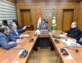 محافظ الدقهلية يبحث تفعيل منظومة بطاقة الخدمات لذوى الهمم والقضاء على الانتظار