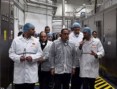 رئيس الوزراء يتفقَّد خط إنتاج جديد لشركة صناعات غذائية.. صور