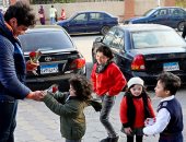 "متلازمة الحب"..الأطفال يوزعون الورود والشيكولاتة  على الناس في الشارع احتفالا بالفلانتين