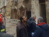 انهيار أجزاء من عقار قديم فى الجمرك بالإسكندرية.. صور