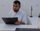 متسابق الدوم بهاء عبد الرحمن يرسم لوحة بالحبر تعبر عن مفهوم السلام