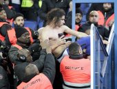 جماهير باريس سان جيرمان تشتبك مع الأمن وتهاجم اللاعبين "فيديو"