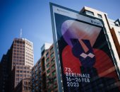 بوسترات مهرجان برلين السينمائي تزين الشوارع قبل انطلاق الدروة الـ 73