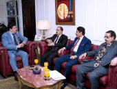 تعزيز التعاون المشترك محور لقاء حسين زين ووزير الإعلام اليمنى