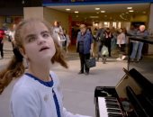 فتاة كفيفة تعزف ببراعة على البيانو فى محطة قطار ببريطانيا.. فيديو