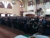 المئات يؤدون صلاة الجنازة على الإعلامى محمد غندر ببورسعيد.. فيديو وصور