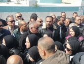 انهيار أسرة محمد غندر ومحبيه خلال تشييع جثمانه إلى مقابر بورسعيد.. صور
