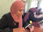 فتيات وسيدات سيناء ينقلن حرفة التطريز على القماش للمشغولات الجلدية.. فيديو وصور