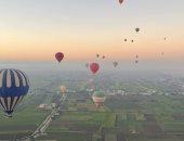 10 صور ترصد استمتاع السائحين برحلات البالون الطائر غرب الأقصر
