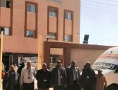 حياة كريمة.. قافلة طبية توقع الكشف المجانى على 3 آلاف مواطن بقرى أسوان (صور)