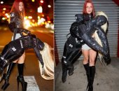 جوليا فوكس تحمل حقيبة على هيئة إنسان بأسبوع الموضة فى نيويورك