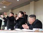 زعيم كوريا الشمالية وابنته يحضران مباراة كرة قدم فى أحدث ظهور.. صور